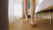 Andar descalzo es el mejor ejercicio para tener pies fuertes, según un experto