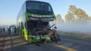 Murió el chofer de un colectivo en la Ruta 22: aseguran que había humo y terminó chocando con un camión