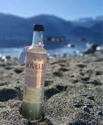 Jazmín destila sueños en la Patagonia: creó Novelli Gin con hierbas de Lago Puelo y promete cero resaca