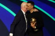 Infantino pidió disculpas a Scaloni y lo invitó a tocar la Copa del Mundo para enmendar el error
