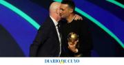 Infantino le pidió perdón a Scaloni por haberle hecho poner guantes en la ceremonia para trasladar la Copa