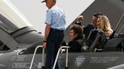 Milei presenta cazas F16 que compró a Dinamarca como “ángeles protectores” de Argentina