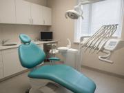 Una mujer presuntamente se hizo pasar por dentista y estafó a decenas de personas: Muchas se quedaron sin dientes