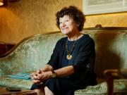 Una mujer entre el Cielo y la Tierra