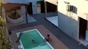 Desesperante video: un padre salvó a sus dos hijos de morir ahogados tras caer en la pileta de su casa