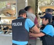 Un hombre con pedido de captura fue detenido tras ser visto descartando perchas en el centro de Trelew