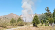 Incendio forestal amenaza la zona del aeropuerto de Chapelco y se despliega un amplio operativo