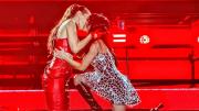 Lali Espósito y Natalia Oreiro cantaron juntas: el fogozo beso que encendió al público