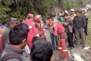 Camión cae al río en Los Yungas y deja varios fallecidos y heridos