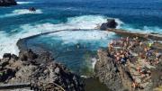 Tragedia en las Islas Canarias: una ola gigante sorprendió a turistas y dejó al menos cuatro muertos