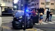 Choque en pleno centro: manejaba alcoholizado, perdió el control y se incrustó en un semáforo