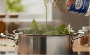 Hervir vinagre con laurel: el truco casero que limpia hasta los rincones más difíciles