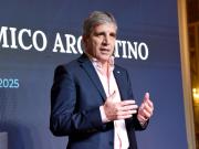 Caputo emitirá deuda en dólares por primera vez en 8 años, pero los fondos extranjeros prefieren esperar