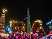 El espíritu navideño llegó a la Ciudad: encendieron el árbol del Obelisco