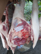 Emprendedores ofrecen el kilo de pernil en $6