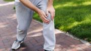 Ni caminar, ni andar en bicicleta: el sencillo ejercicio que protege las rodillas de los adultos mayores