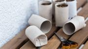 Reciclaje: guardá los tubos de papel higiénico y transformalos en una pequeña maceta para flores artificiales