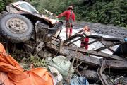Al menos ocho personas fallecidas al caer un autobús en los Yungas