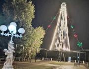 En Muelle de los Treinta y Tres se Iluminó Arbol Navideño