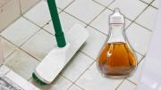 ¿Por qué hay que limpiar los pisos del baño con vinagre y qué significa?