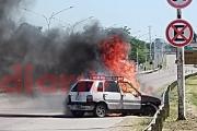 Conmoción en la Autopista por voraz incendio de un automóvil