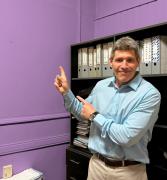 Un diputado libertario pintó su despacho de violeta, pero lo dejó a tono para la legisladora entrante