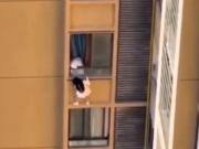 Una insólita huida que pudo ser trágica: quiso evitar a la esposa de su amante, escapó por la cornisa de un piso 13 y casi cae al vacío