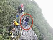 Un turista se cayó de un acantilado de 40 metros de altura y sobrevivió: el video