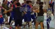 Todos contra todos: tremenda batalla campal entre jugadores en cancha de Hualilán