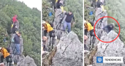 Todo por una selfie: excursionista cayó 15 metros desde montaña en China y sobrevivió