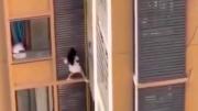 Una insólita huida: quiso escapar de la esposa de su amante por la ventana de un piso 13