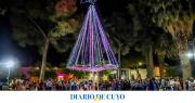 En Jáchal, las familias presenciaron el encendido del Arbolito de Navidad en la plaza principal