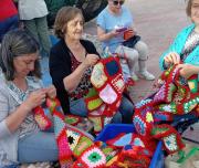 Artelanas une a Chile Chico y Guadal para crear árbol navideño tejido a crochet