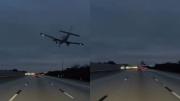 VIDEO VIRAL: El impresionante aterrizaje de emergencia de un avión sobre un carro en plena autopista