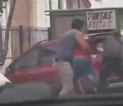 A las piñas en el centro del Chuy: las imágenes de pelea callejera entre varios hombres