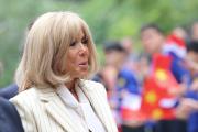 Brigitte Macron causa polémica al llamar “malditas idiotas” a feministas que interrumpieron show de humorista acusado de violación