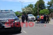 Choque entre automóvil y motocicleta en Av. Belgrano deja dos lesionados