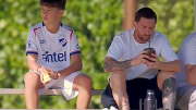 Benjamín, el hijo de Luis Suárez, se puso la camiseta de Nacional para acompañar a Lionel Messi en la Messi Cup de Miami; mirá el video