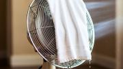 Colocar una toalla húmeda encima del ventilador: por qué recomiendan hacerlo y para qué sirve
