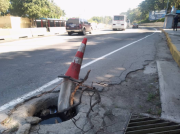 Alcantarilla peligrosa en la Intercomunal de Macuto