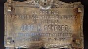 Apareció la placa que recuerda al Bombero José María Sánchez