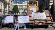 Empresas que alquilan maquinaria pesada a la Alcaldía de La Paz bloquean por falta de pagos