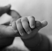 Dejó a su bebé en un hotel para transportar droga