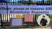 No pude despedirme de los niños: Apoderados de Curicó protestan por salida de profesor que redujo a cero las inasistencias