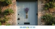 Por qué cada vez más gente coloca lavanda en la puerta de su hogar y qué efecto tiene