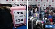 Más de 300 maletas olvidadas en el Aeropuerto de Santiago son parte del esperado remate de la Tía Rica