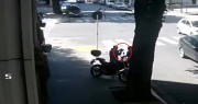 Video: dos ladrones intentaron robar una moto en La Plata pero no pudieron romper el tambor de encendido