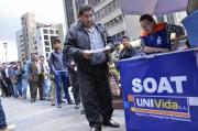 Transportistas cuestionan monopolio de Univida para la venta del SOAT