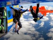 Australia: un paracaidista queda atrapado en la cola de un avión y se salva de milagro