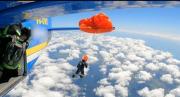 VIRAL: Un error casi le cuesta la vida a un paracaidista, quedó colgando de la cola de una aeronave